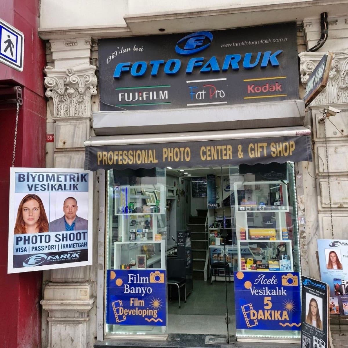 Sirkeci Ankara Caddesi'ndeki Foto Faruk dükkânının mavi tabelalı ön cephesi